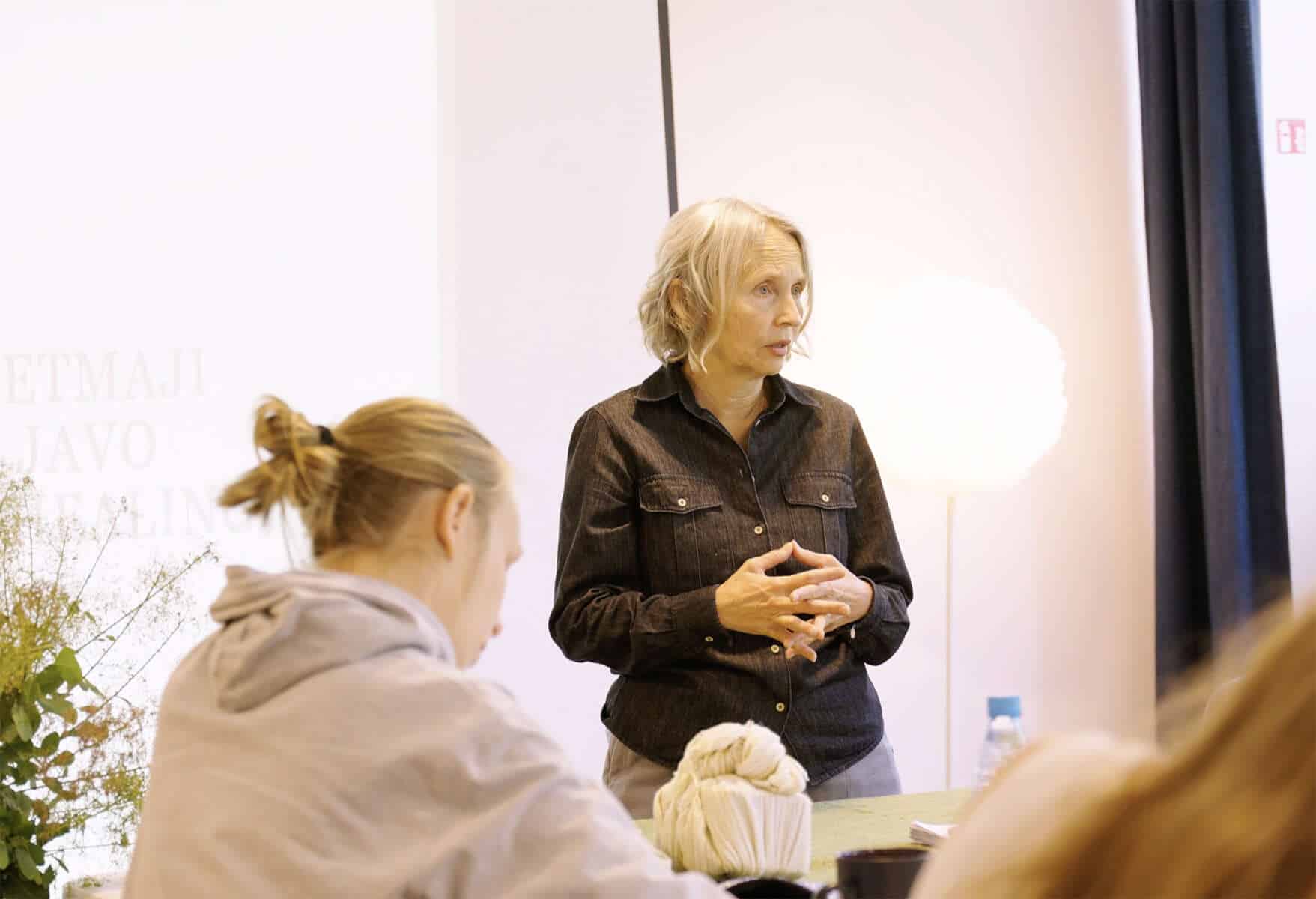 Beba predava na tečaju regresoterapije