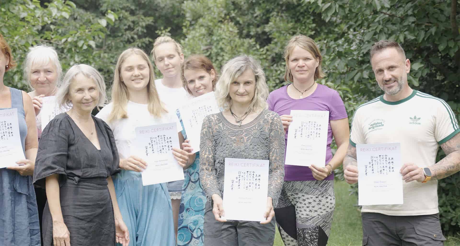 Podelitev reiki certifikatov po tečaju reikija v sklopu Nove šole